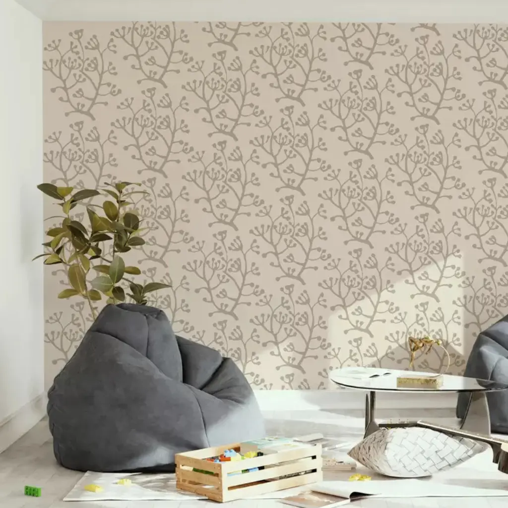Pose de papier peint à motif végétal beige dans un salon à Chambéry, réalisée par Deniz Peinture, expert en tapisserie murale et décoration intérieure en Savoie.