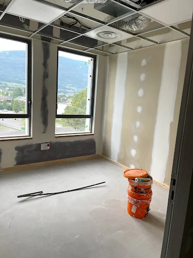 Travaux de peinture intérieure en cours à Chambéry, préparation des murs et finitions professionnelles par Deniz Peinture.